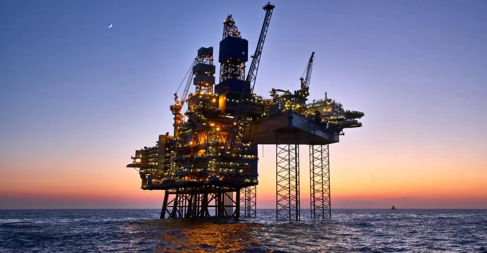 النفط يهبط دون مستوى 98 دولاراً وسط آمال الحوار الأميركي الإيراني