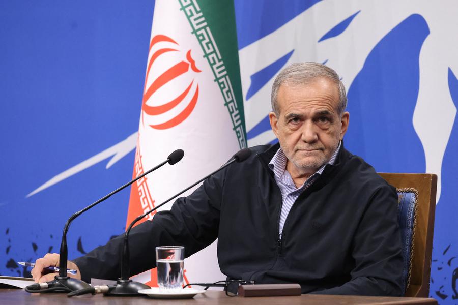 في ذكرى وفاة مهسا أميني.. رئيس إيران يتعهد بـ"عدم مضايقة" شرطة الأخلاق للنساء