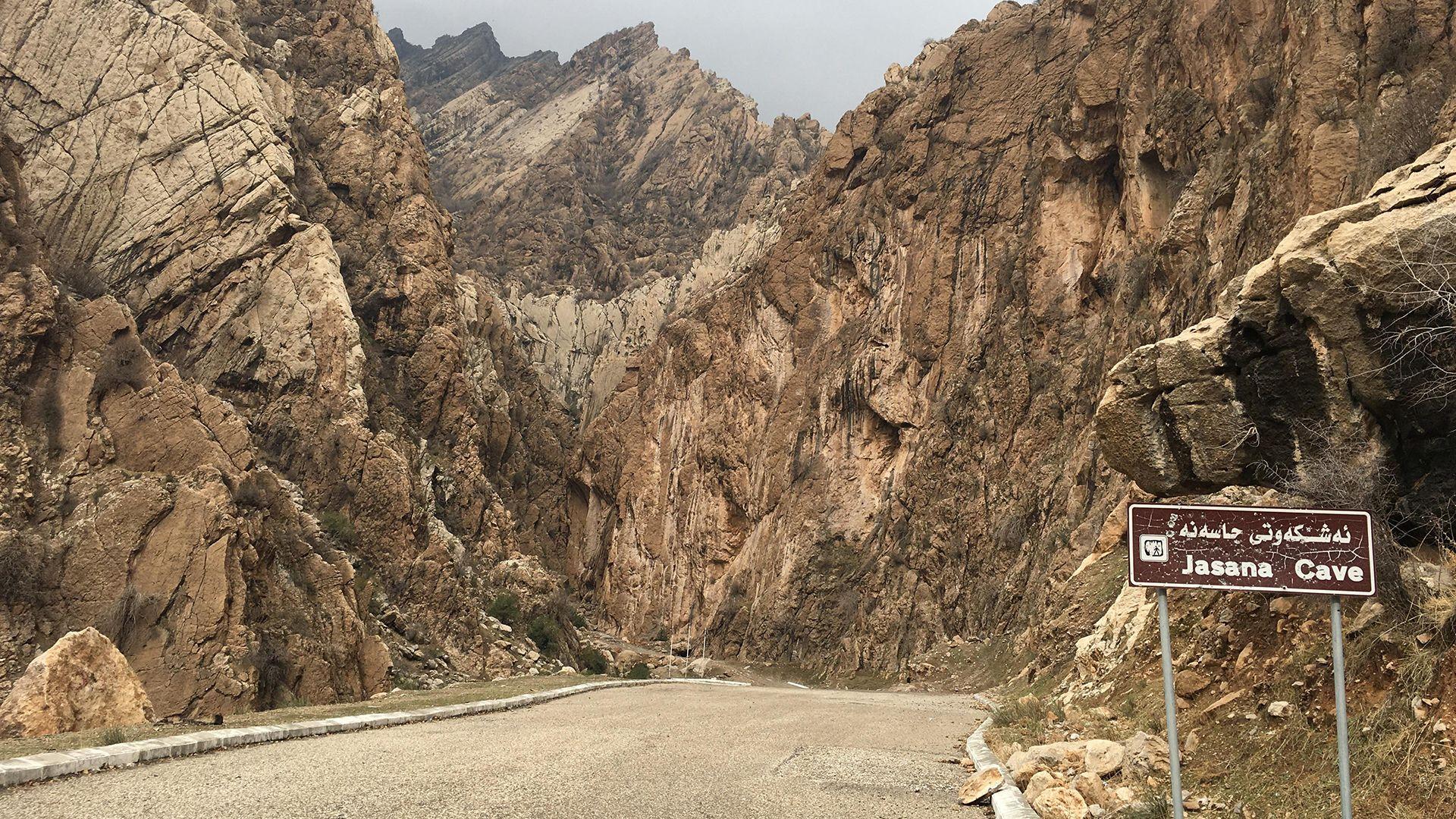 ئەشكەوتی جاسەنە؛ ئەو شوێنەی پرۆسەی لەناوبردنی چەکی بەشێک لە گەریلاکانی پەکەکەی تێدا بەڕێوە دەچێت