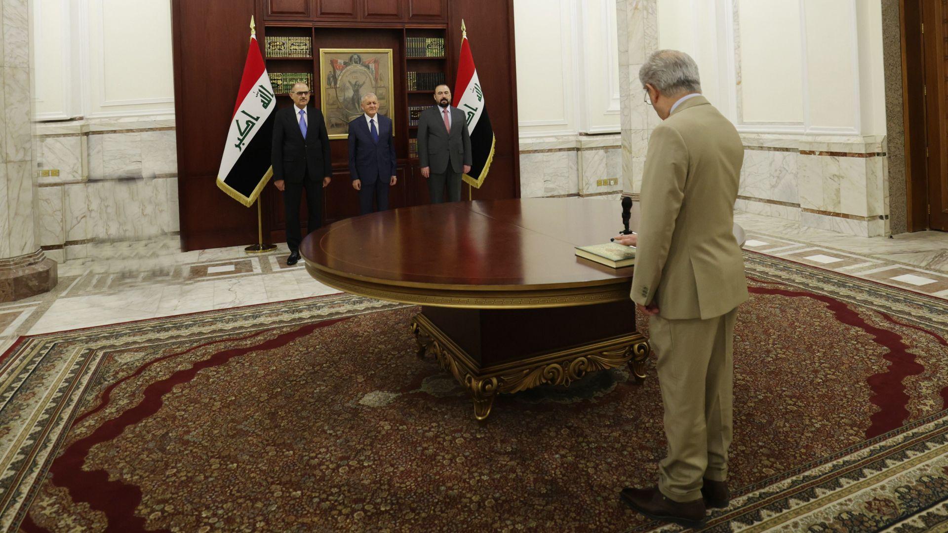 سدقی سەلیم خان وەک ئەندامی نوێی دادگای فیدڕاڵی لەبەردەم سەرۆک کۆمار سوێندی یاسایی خوارد