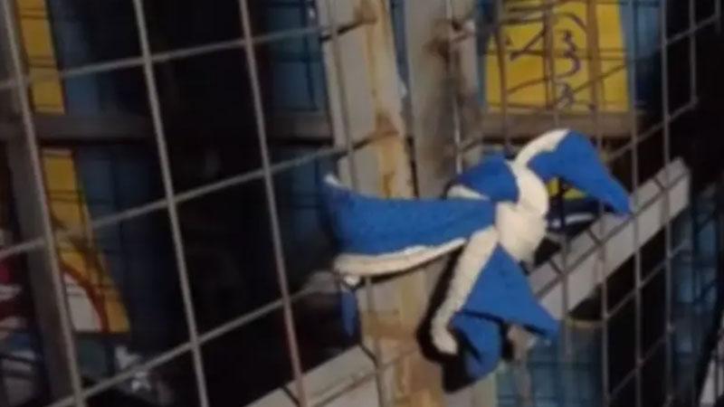 لە بەغداد دایکێک دوو منداڵی لەناو قەفەزێک لە باخچەیەک بەجێھێشت