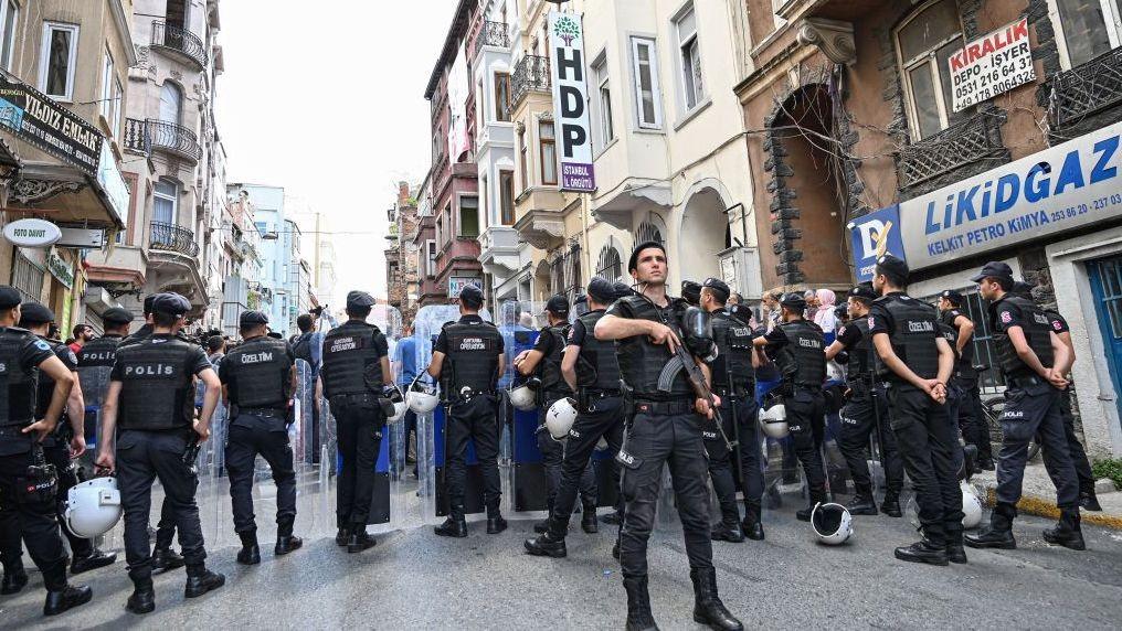 پۆلیسی تورکیا ١٩ بەڕێوەبەر و ئەندامی ھەدەپە و دەبەپەی دەستگیرکرد