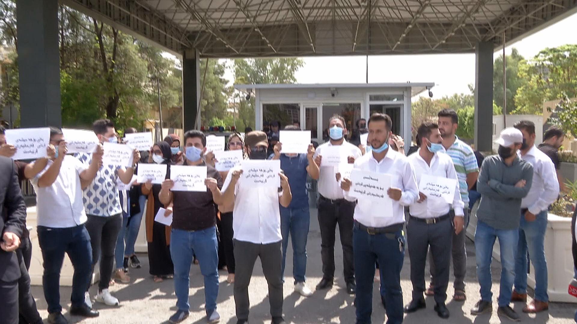 ژمارەیەك فەرمانبەری گرێبەست لە بەردەم ئەنجومەنی وەزیران گردبوونەوە