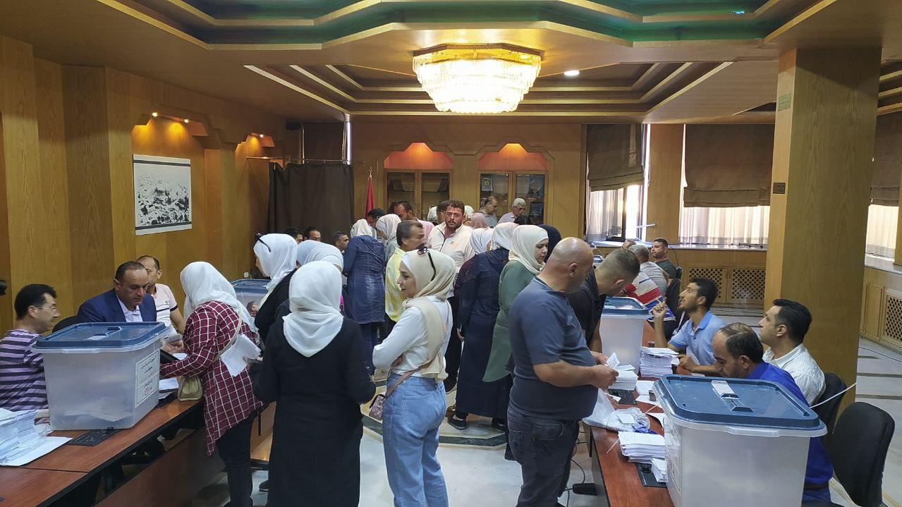 ھەڵبژاردنی ئەنجومەنی پارێزگاکانی سوریا دەستیپێکردوو ئیدارەی خۆبەڕێوەبەریی بەشداری ناکات