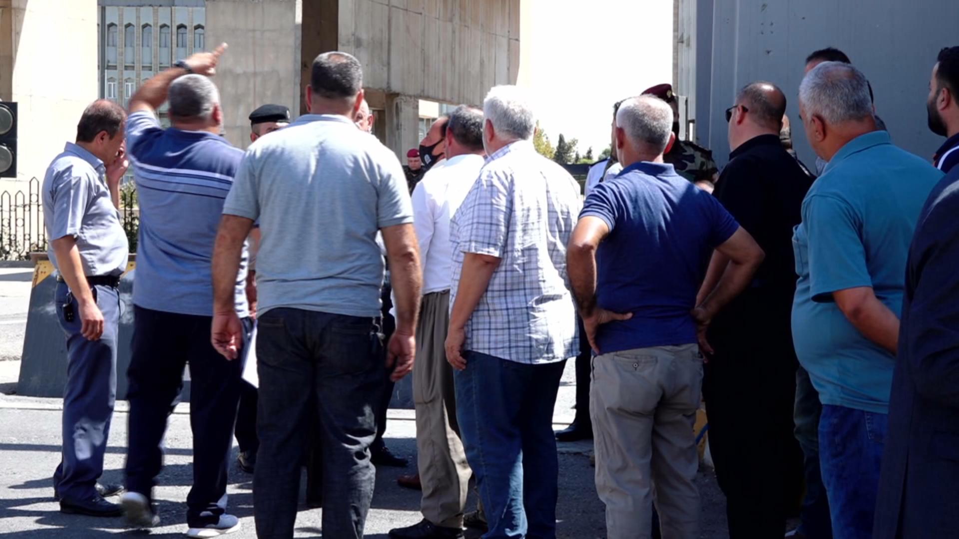 شوفێرانی هێڵی گواستنەوەی هەولێر بەغداد لەبەردەم پەرلەمان گردبوونەوە