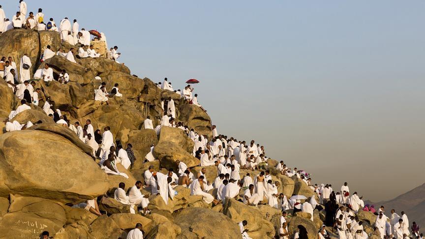 حاجیان دەچنە سەر کێوی عەرەفە