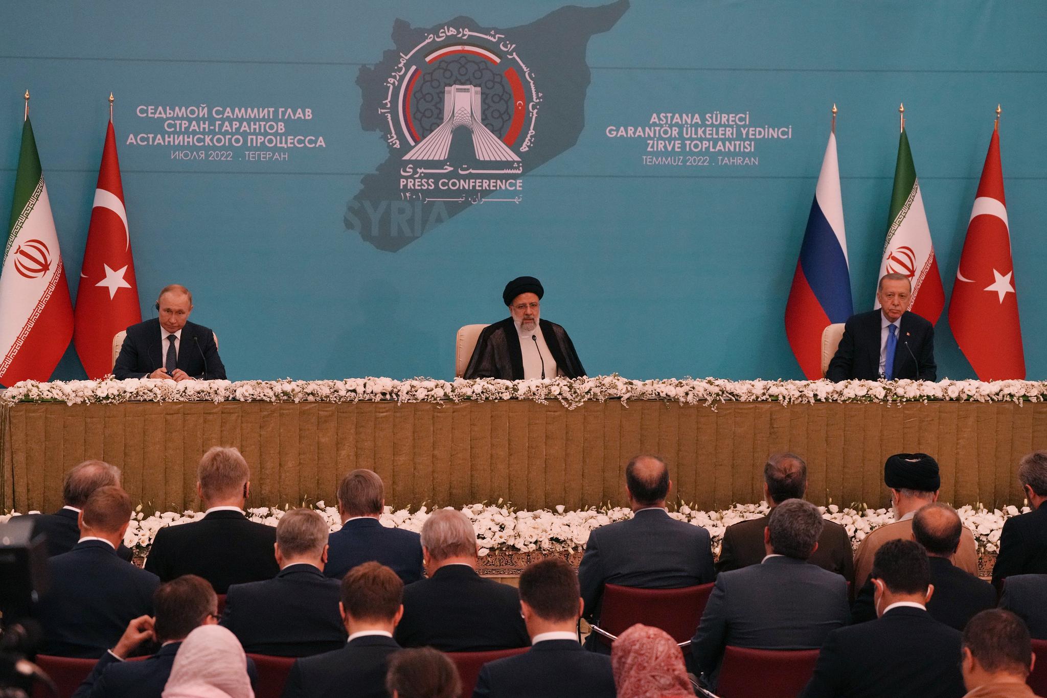 Khamenei to Putin: the US should be expelled from the eastern Euphrates in Syria