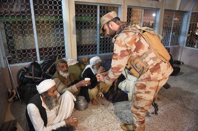 تحرير 155 رهينة ومقتل 27 مهاجما خلال تحرير «قطار الرهائن» في باكستان