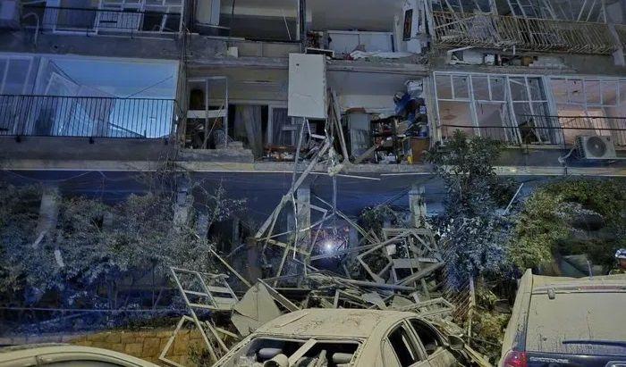 القناة 12 الإسرائيلية: صاروخ إيراني أصاب منزل عضو الليكود ووزير البيئة السابق