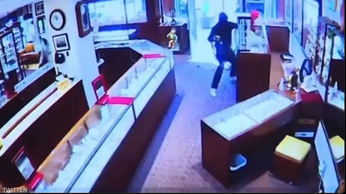 بـ 90 ثانية فقط.. لصوص يسرقون مجوهرات بقيمة 2 مليون دولار