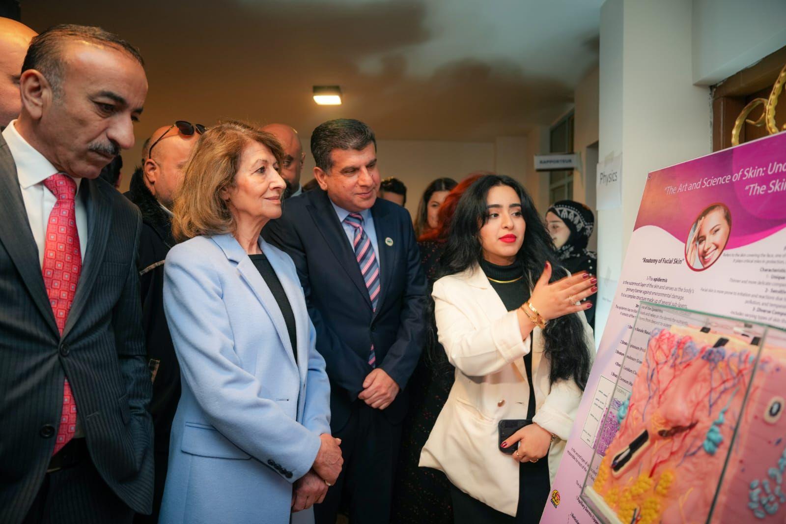 خانمی یەکەمی عیراق دوای نۆژەنکردنەوەی هۆڵی روناکی لە زانکۆی سلێمانی دەکاتەوە