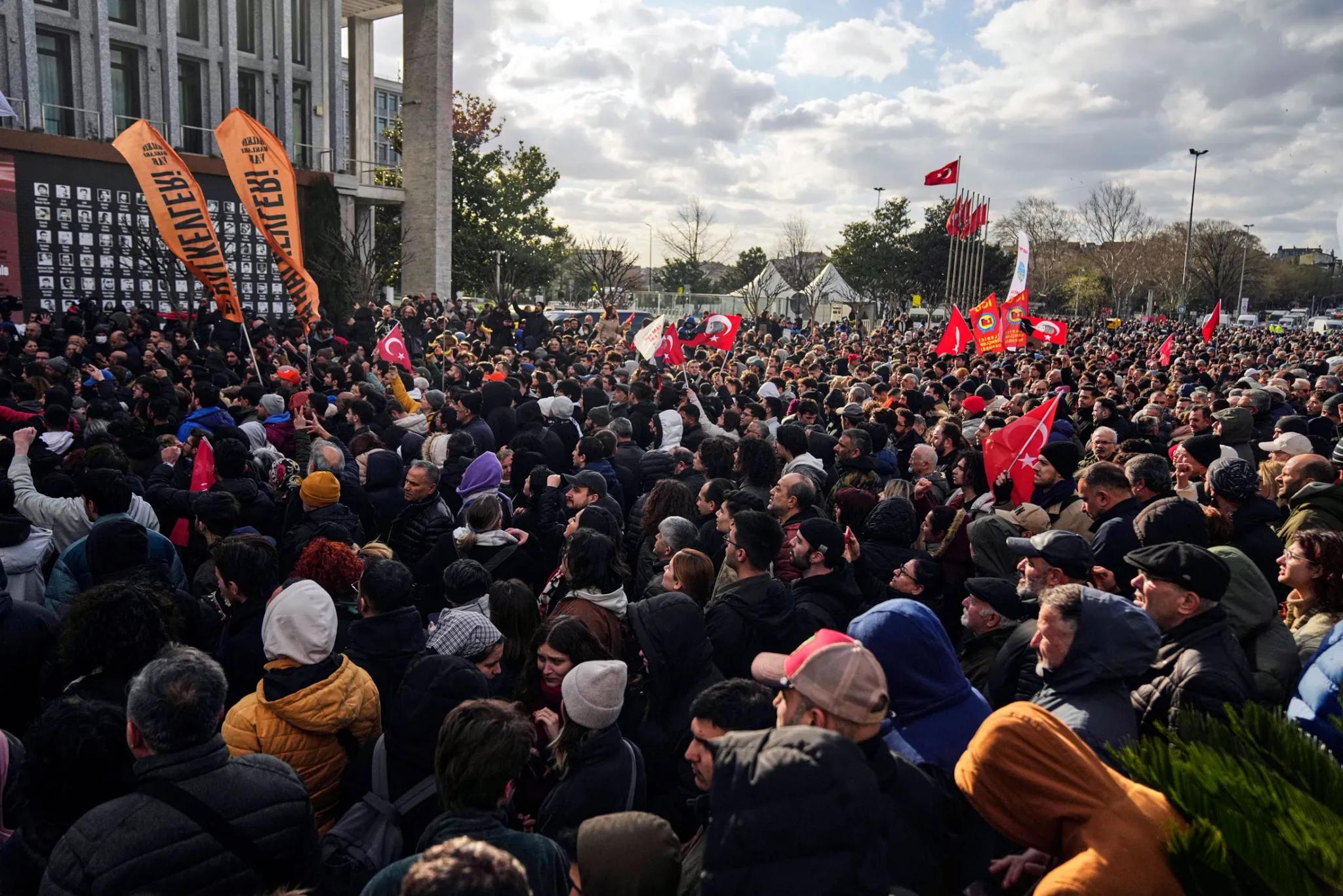 ڤیدیۆ.. خۆپیشاندانەکانی تورکیا دژی دەستگیرکردنی ئیمامئۆغلۆ بەردەوامە