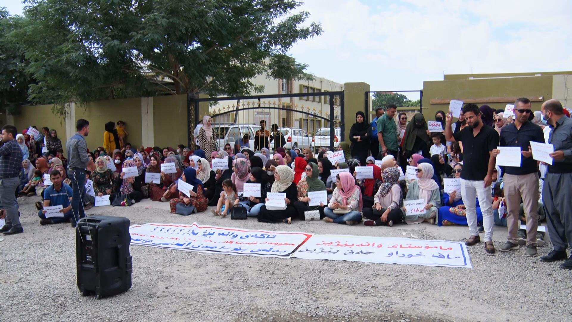 خۆپیشاندانی مامۆستایانی وانەبێژ بەردەوامە و داوای دامەزراندن دەكەن