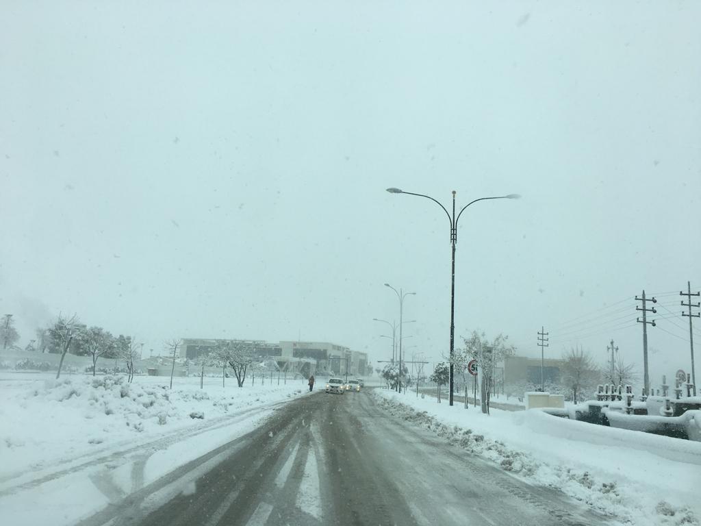 بەفر بارین ئاستەنگی ھاتوچۆ بۆ شۆفێران و ھاوڵاتیان دروست دەکات 