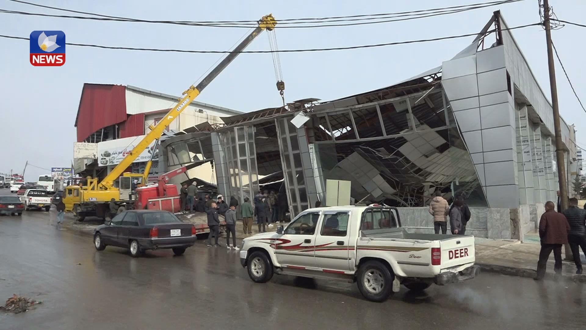 بەھۆی بارینی بەفر لە زاخۆ سەقفی دوو پێشانگەی ئوتومبێل ڕووخان