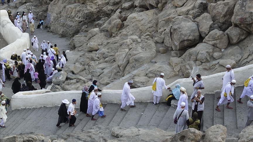 حاجیان لە موزدەلیفەوە بەرەو مونا بەڕێکەوتن بۆ تەواوکردنی مەراسیمی حەج