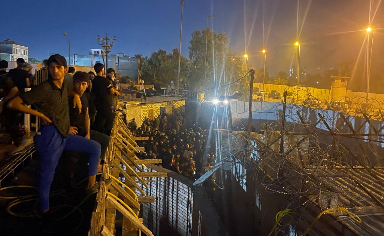 لایەنگرانی سەدر باڵیۆزخانەی سویدیان لە بەغداد سوتاند 