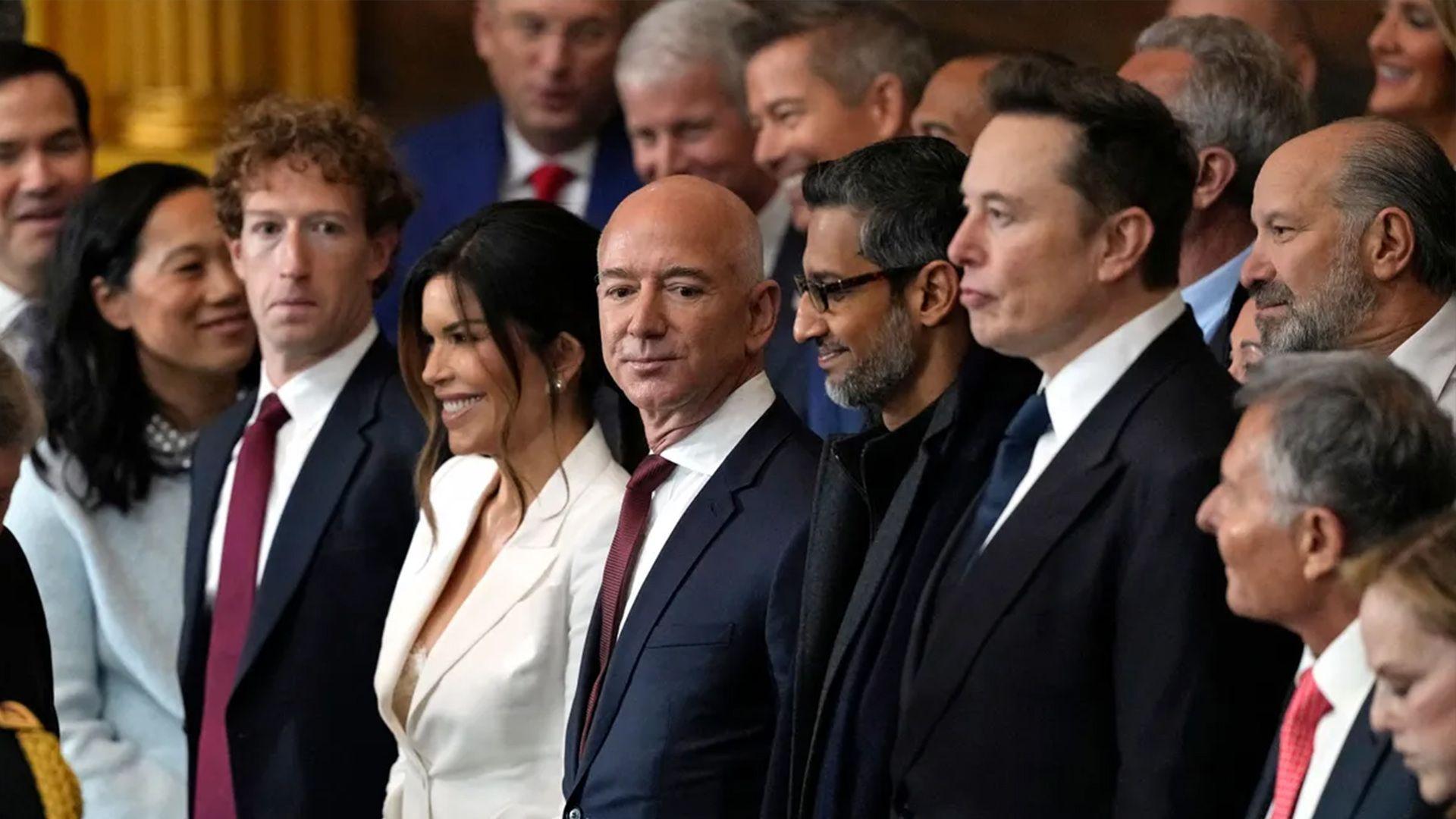 884 ملیار دۆلار لە یەک وێنەی رێورەسمی دەستبەکاربوونی تڕەمپدا.. چیرۆکی وێنەکە چییە؟