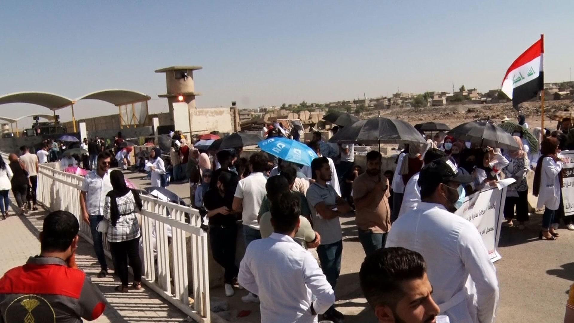 دەرچووانی دانەمەزراوی بەشە پزیشکییەکان لە کەرکوک خۆپیشاندانیان ئەنجامدا