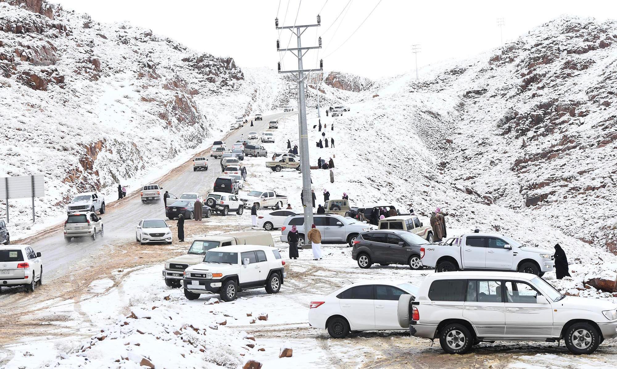 لە سعودیە بەفر چەند ناوچەیەکی داپۆشیوە