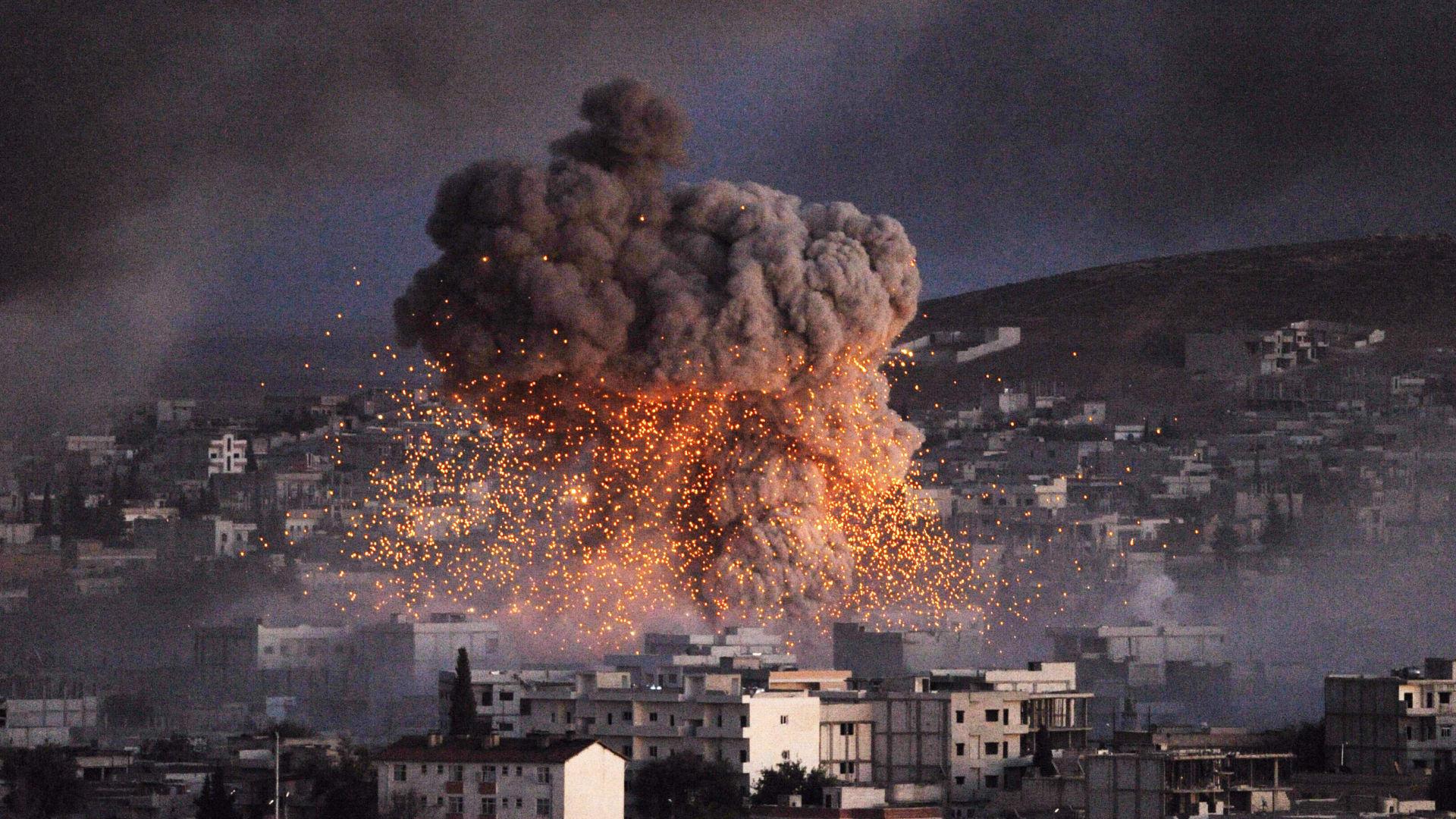 لە سێ بنکەی گرووپە چەکدارەکانی سەر بە ئێران لە دێرەزوور تەقینەوە روویدا