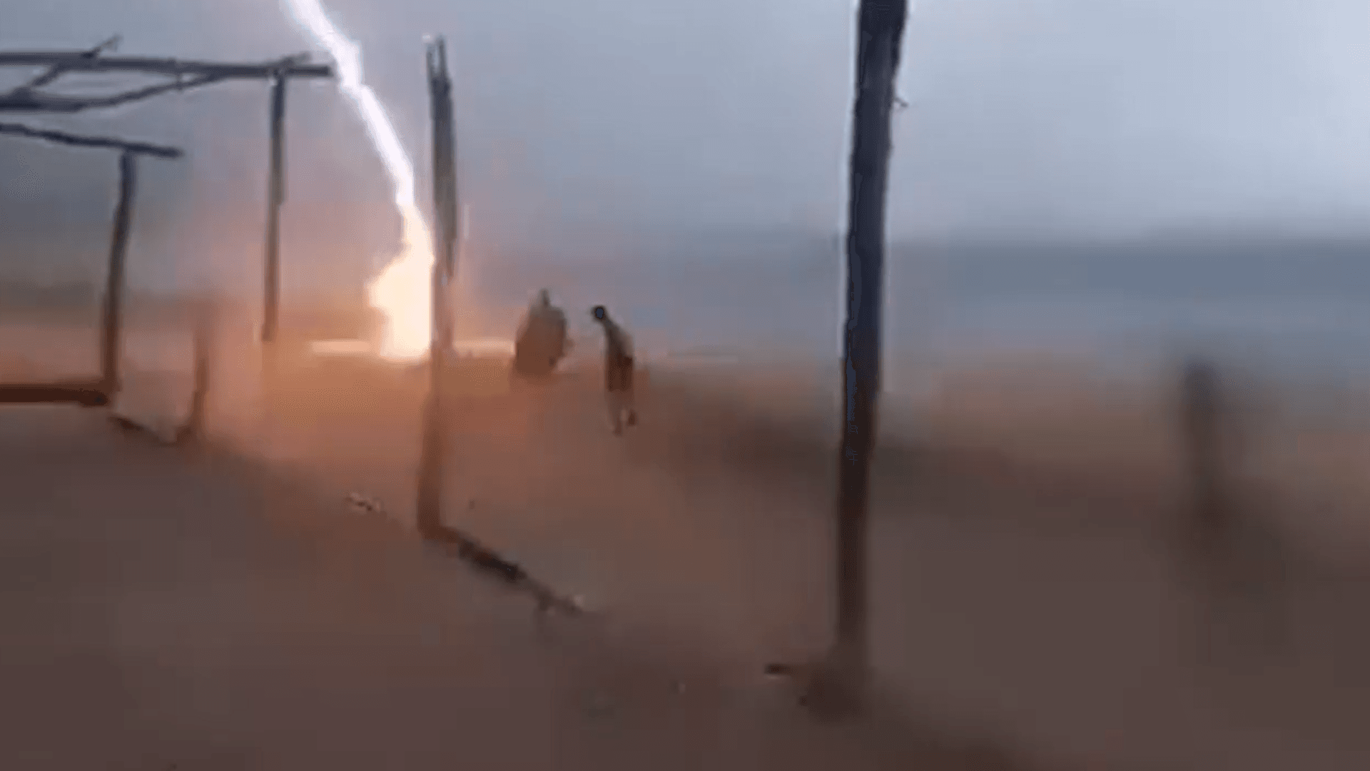 ھەورەبروسکە لە دوو کەس دەدات