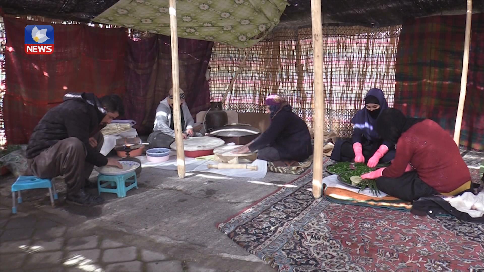 بنەماڵەیەکی پیرانشار لە نەورۆزدا بە خواردنی کوردەواری پێشوازی لە گەشتیاران دەکەن