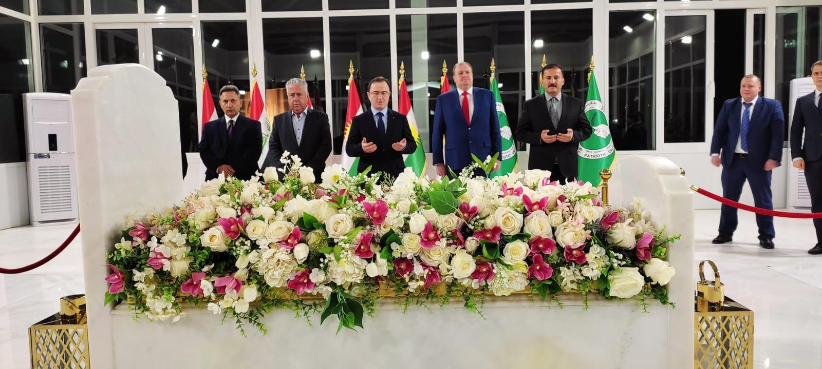 باڵیۆز و کونسوڵی روسیا سەردانی مەزاری سەرۆک مام جەلال دەکەن