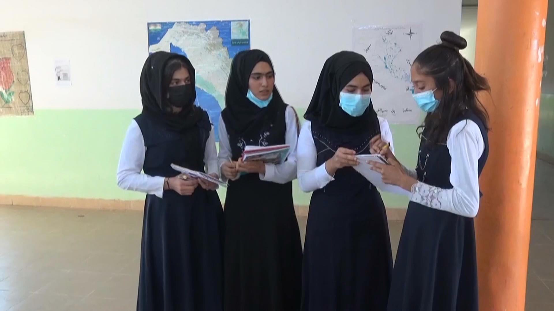 چوار کچی گوندنشین خۆیان فێری زمانی کۆری دەکەن