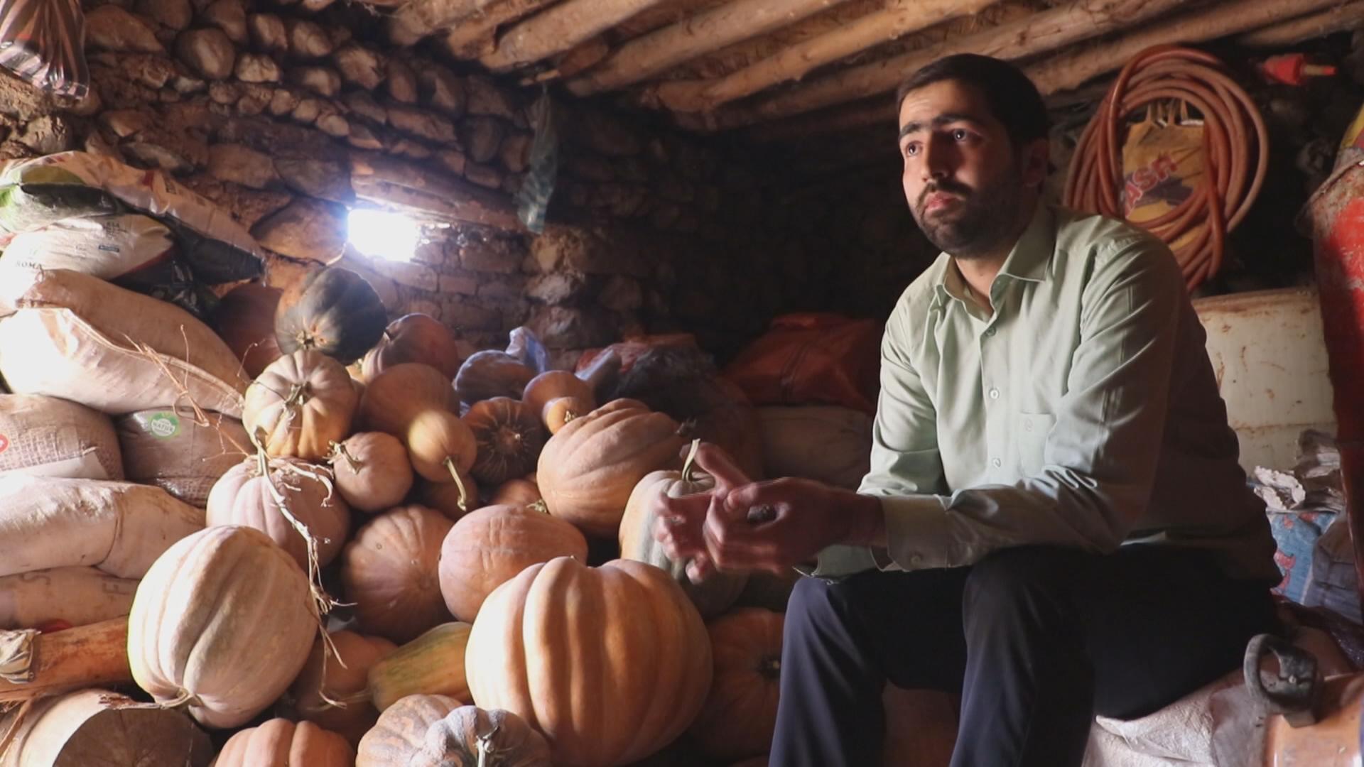 لە برادۆست بەروبوومی خۆماڵی بۆ وەرزی زستان ھەڵدەگرن