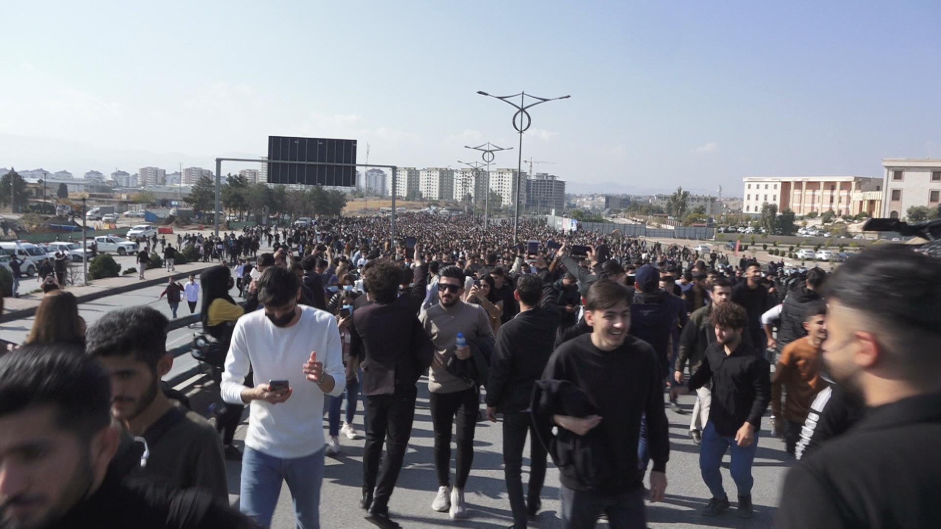 سێ رۆژە خۆپیشاندانی خوێندكاران بۆ گەڕاندنەوەی دەرماڵە بەردەوامە