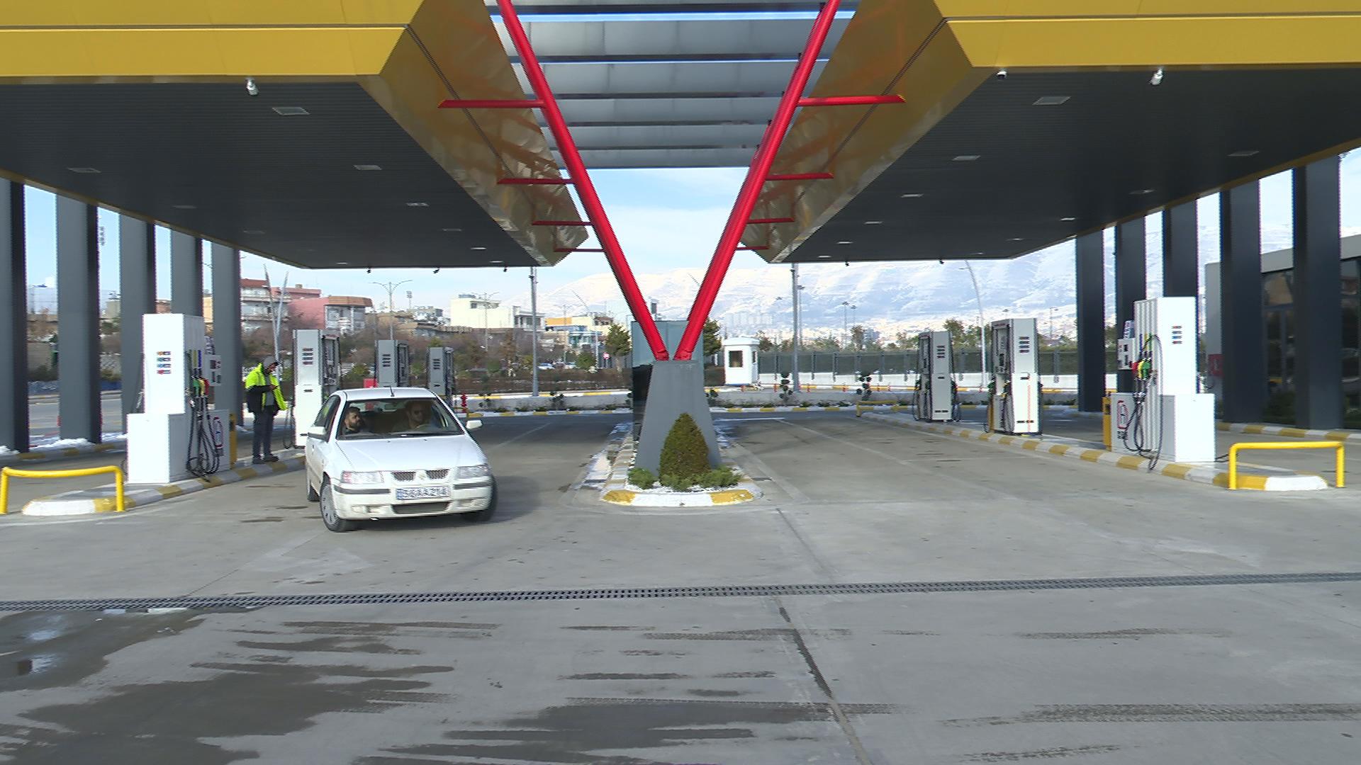 لە سلێمانی ژمارەیەکی کەمی بەنزینخانەکان بەنزینی ٦٩٠ دیناری دابەش دەکەن 