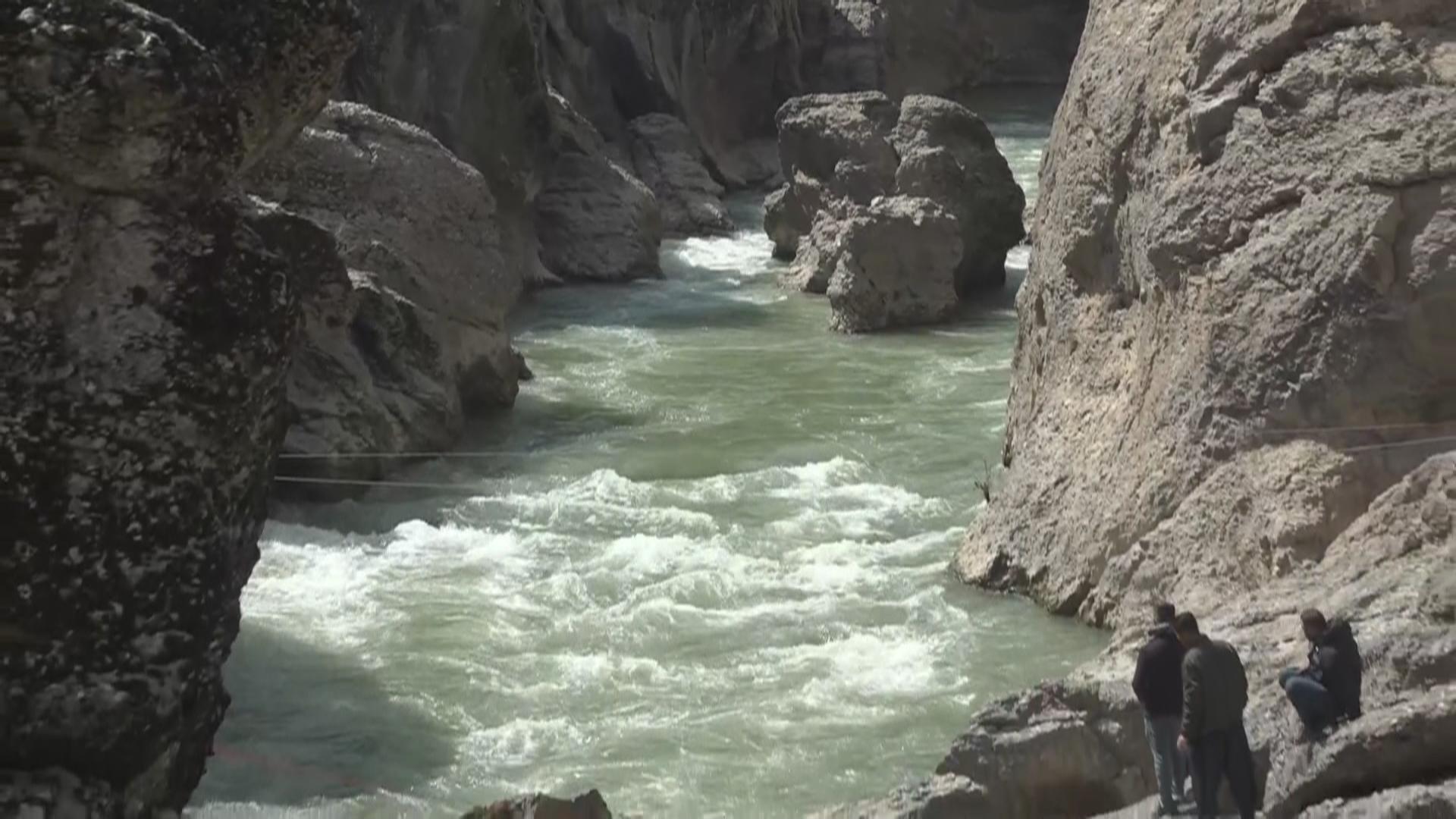 گەڕان و پشکنین بۆ دۆزینەوەی ئەو گەنجانەی کەوتبوونە چەمی خەمەڵوکە بەردەوامە