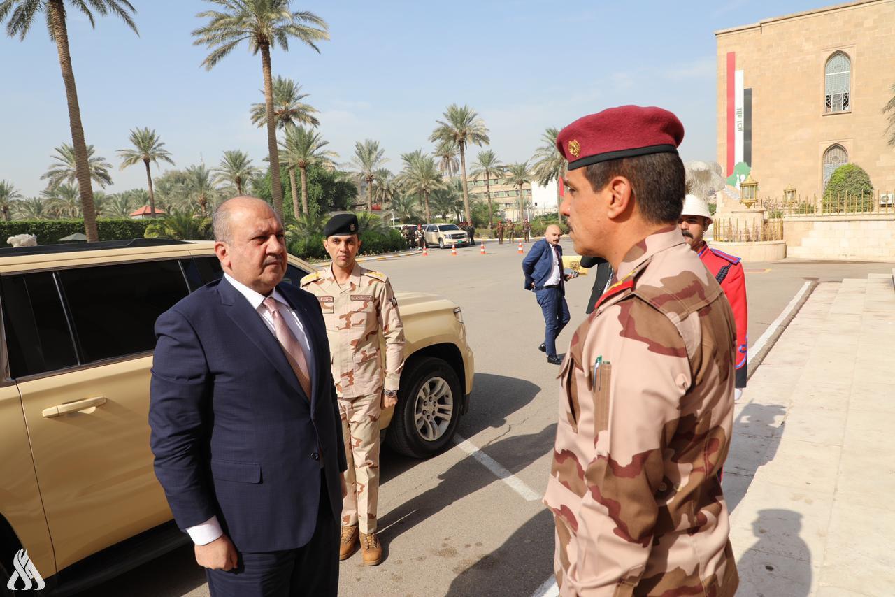 وەزیری بەرگریی عێراق چەند بەرپرسێکی باڵا دووردەخاتەوە