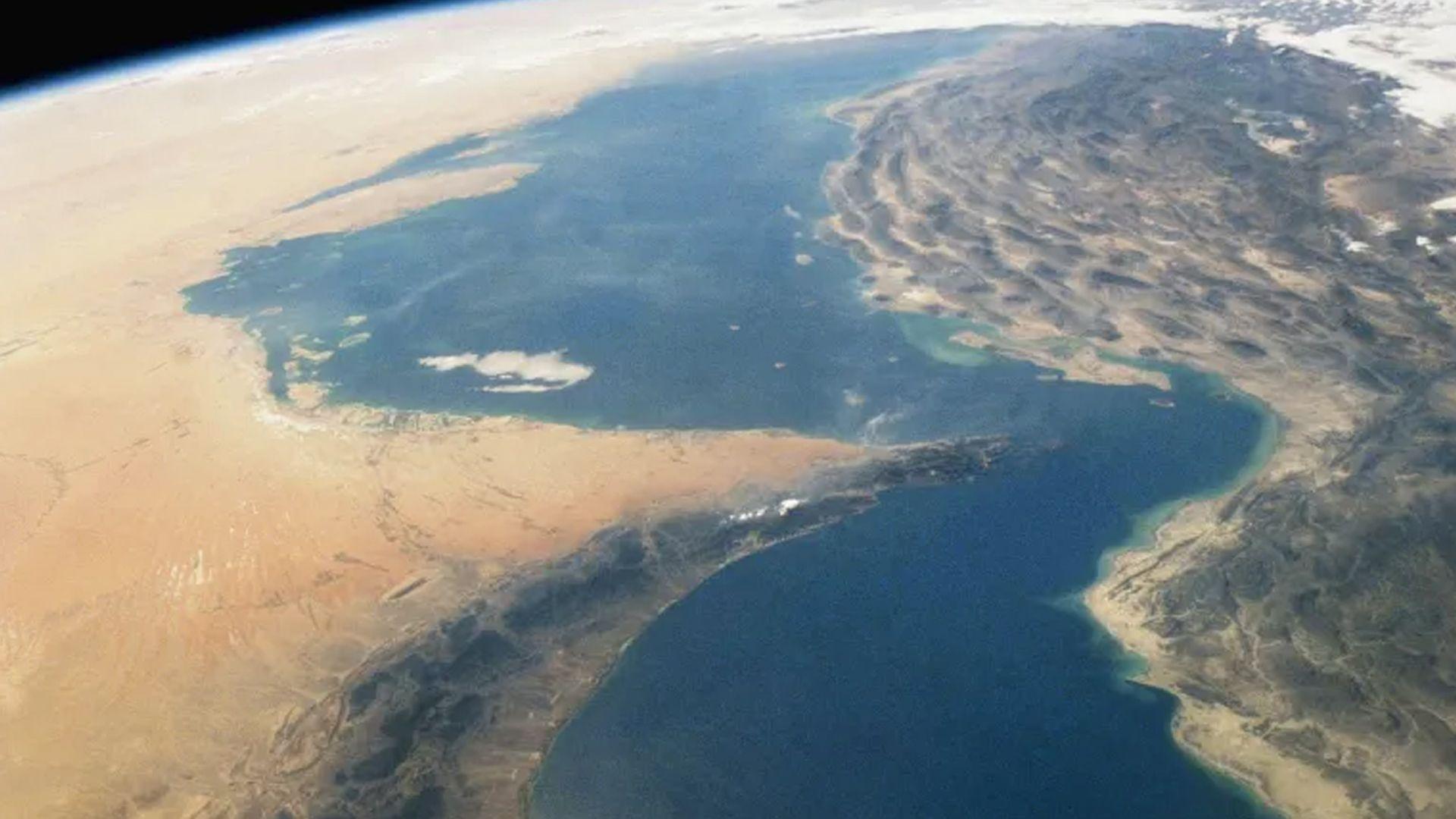 رویترز: موشەکێک لە کەناراوەکانی عومان جوڵەی گەشتیاری و دەریایی لە هورمز پەکدەخات