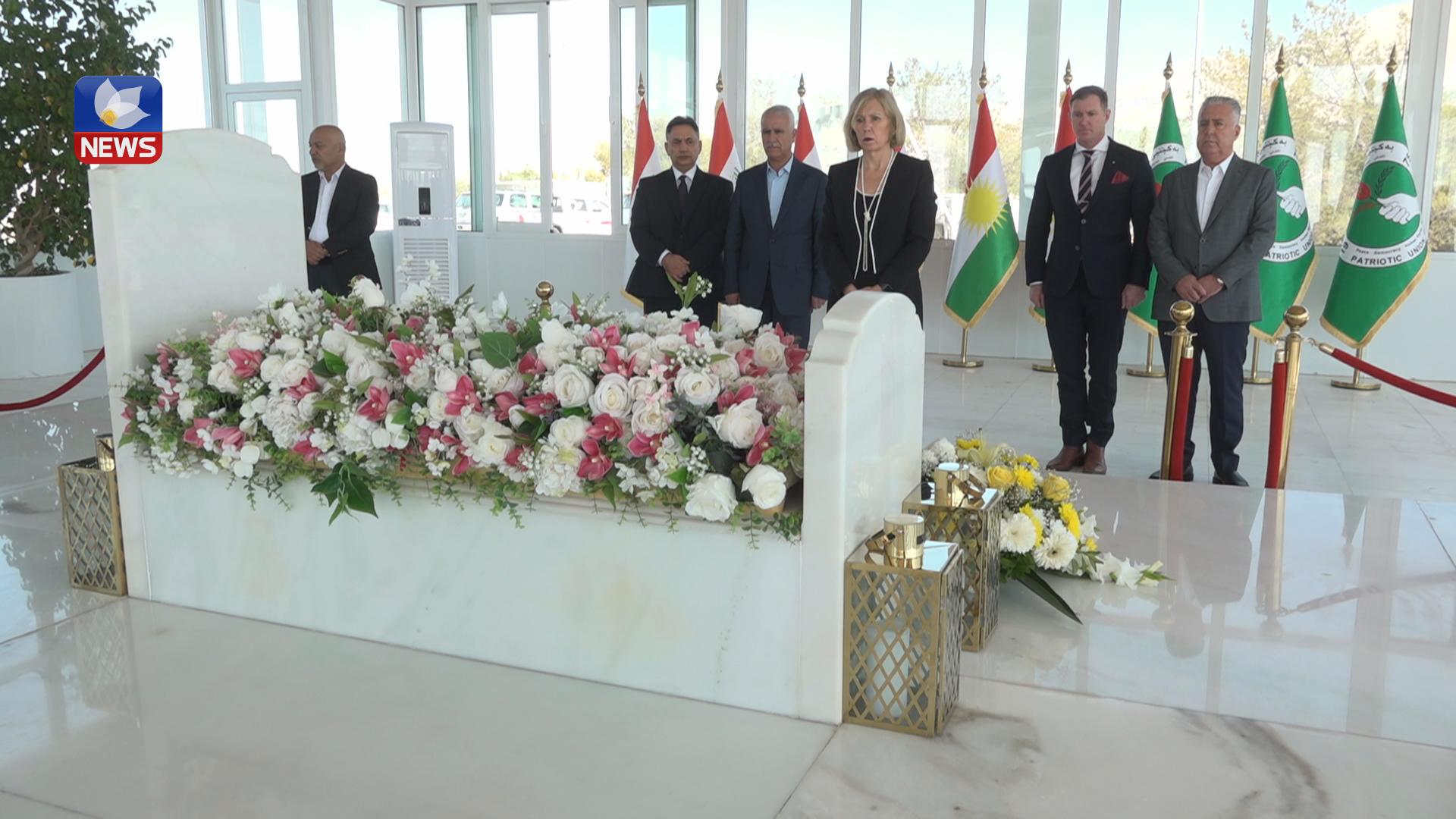 باڵیۆزی ئوسترالیا لە عێراق سەردانی مەزاری سەرۆک مام جەلالی کرد