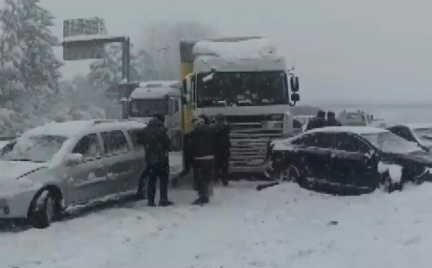 لە ڕووداوێکی ھاتووچۆدا لە ئیستانبوڵ ٣٠ ئۆتۆمبێل بەیەکیاندادا