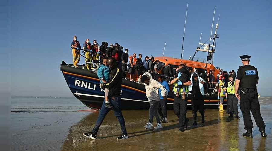 پۆلیسی فەرەنسا شکستی بە چەند ھەوڵێکی پەڕینەوەی کۆچبەران بۆ بەریتانیا ھێنا