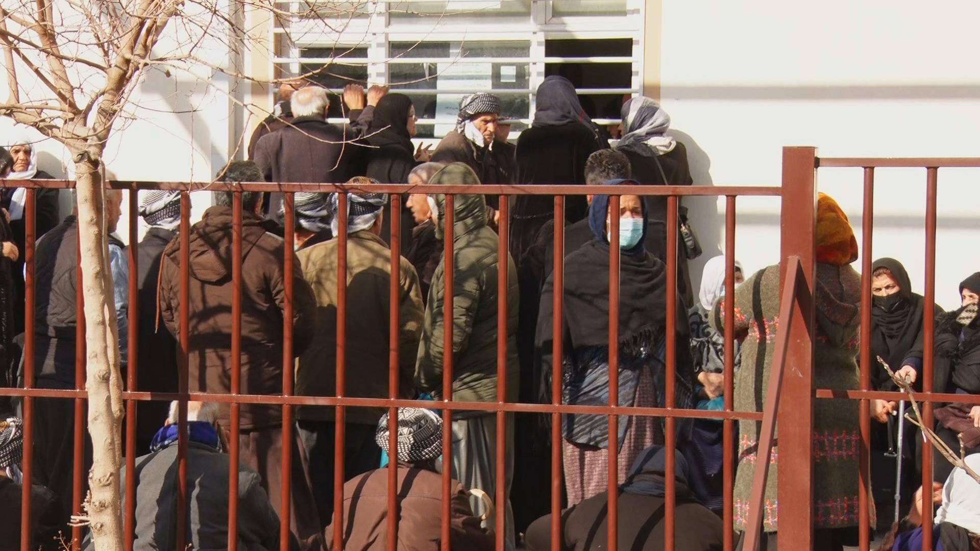 خانەنشینان  چەندین سەعات لەسەرەدا دەوەستن بۆ وەرگرتنی مووچە