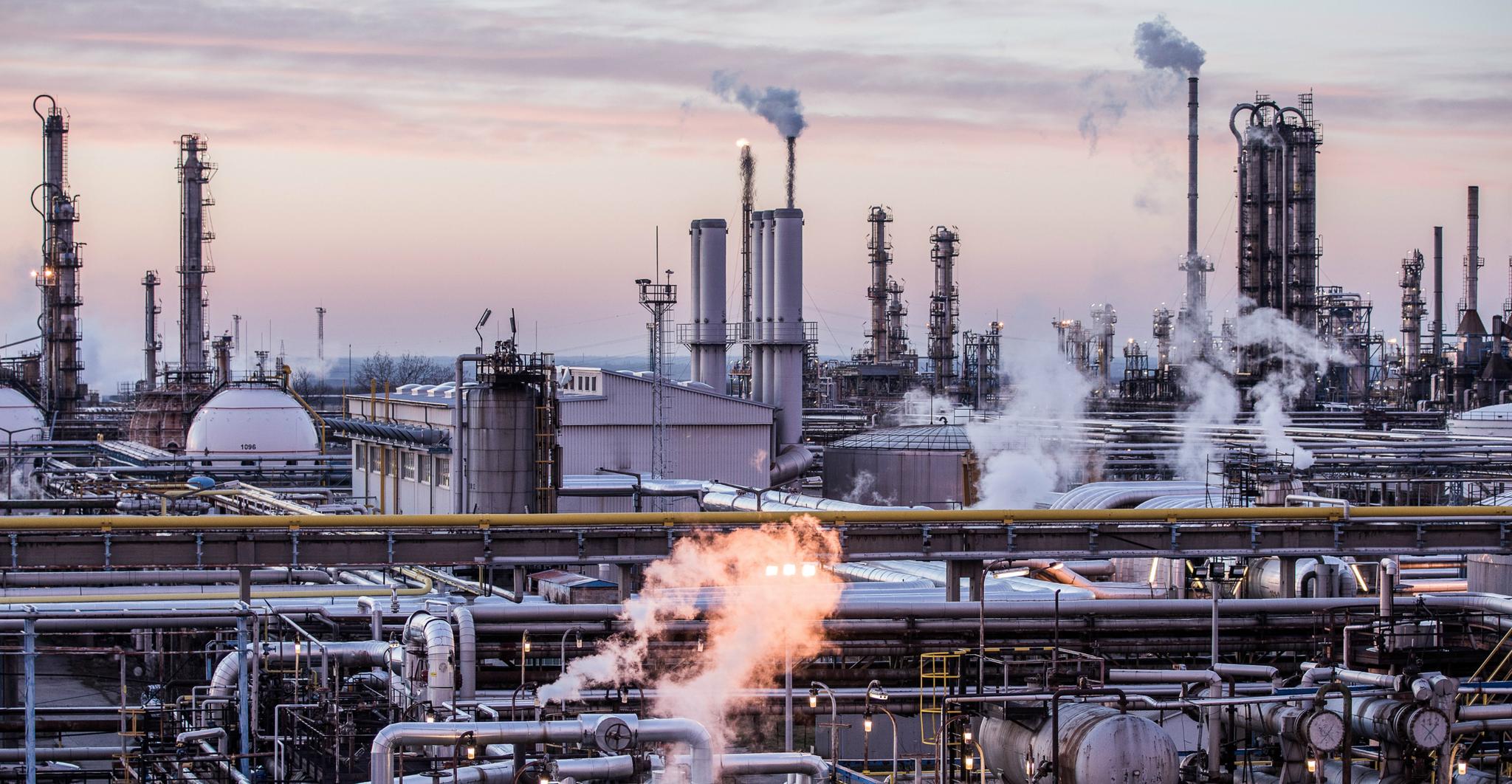 سنورداری بەرھەمھێنانی نەوت ڕێژەی خواست لەسەری پڕناکاتەوە لە جیهاندا