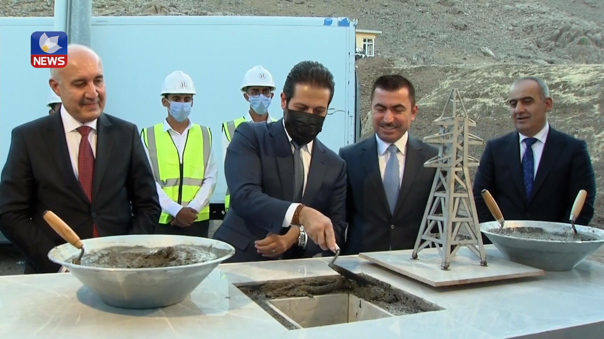 قوباد تاڵەبانی بەردی بناغەی پڕۆژەی ھێڵی ڤۆڵتیە بەرزی بازیان-ڕانیەی دانا