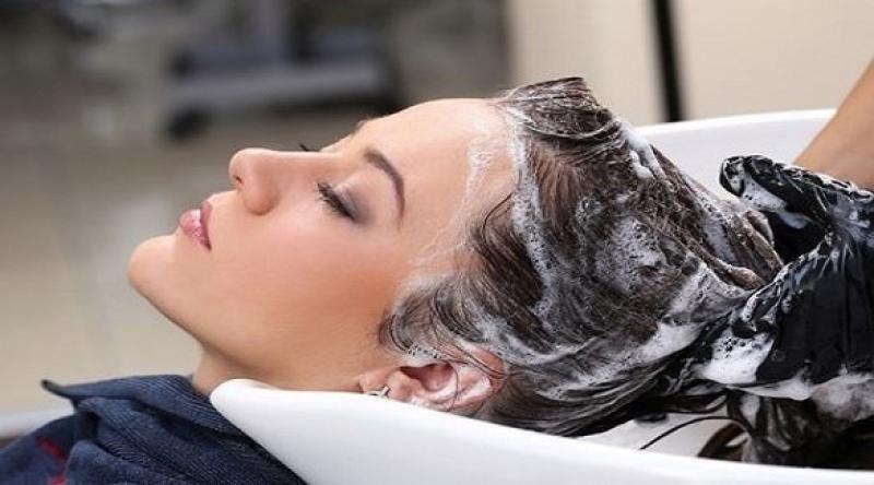استشاري يحذر: غسل الشعر في صالونات التجميل يهدد بالسكتة الدماغية
