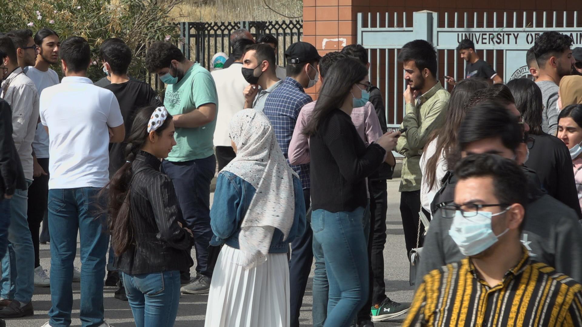 ژمارەیەك لە خوێندكارانی دەرچووی پۆلی 12 لەبەردەم زانكۆی سلێمانی گردبوونەوە