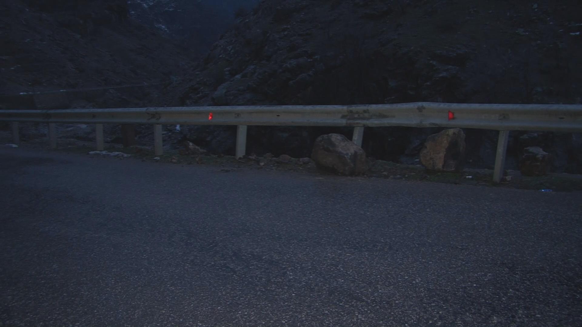 دەیان بەردی گەورە لە شاخی گەلی زنتە لە رێگەی نێوان ئاكرێ و دینارتە كەوتونەتە خوارەوە 