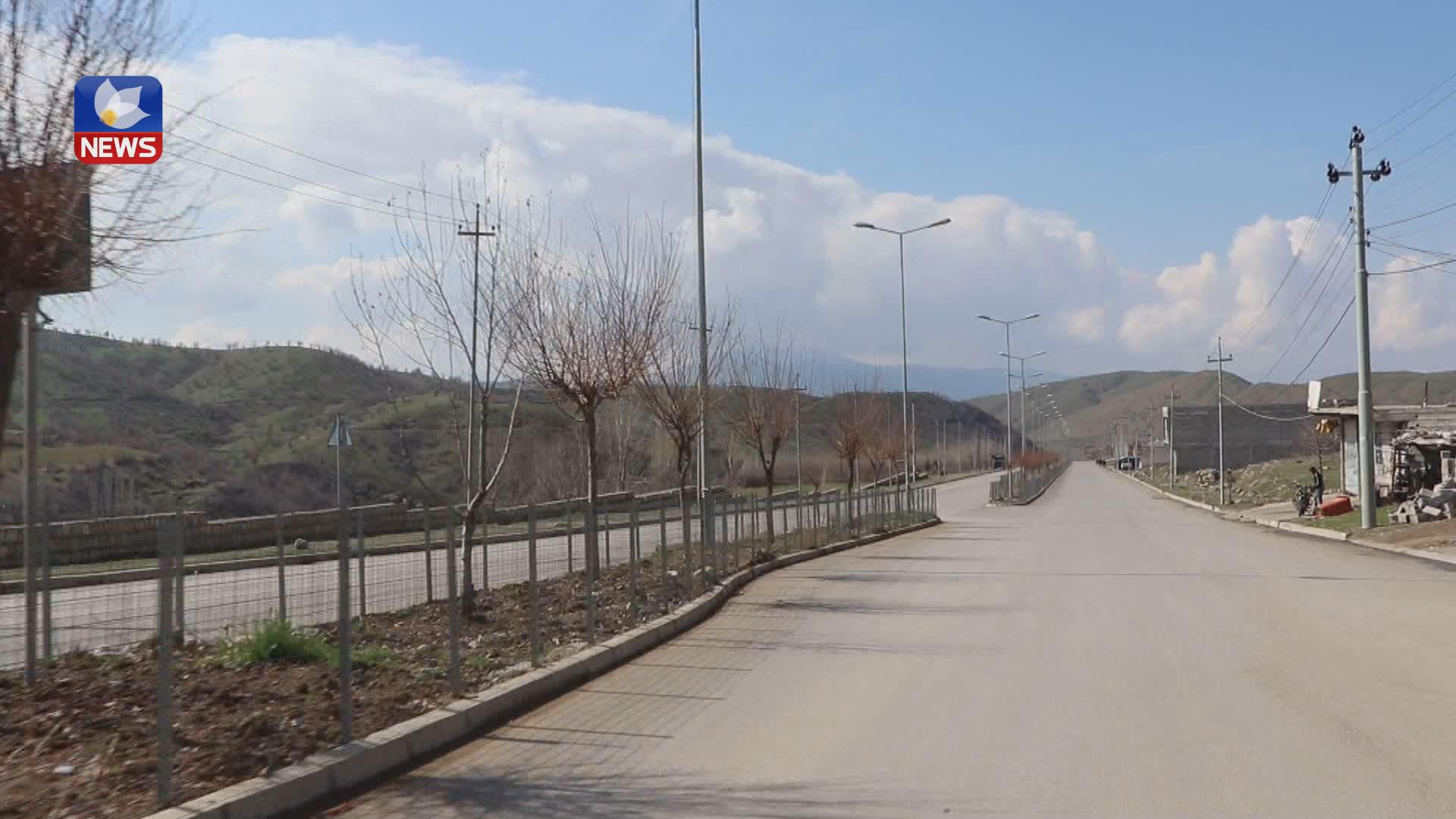 تەنھا یەک شەقامی دوو ساید لە ناحیەی سیدەکان ھەیە و شۆستەی بۆ نەکراوە