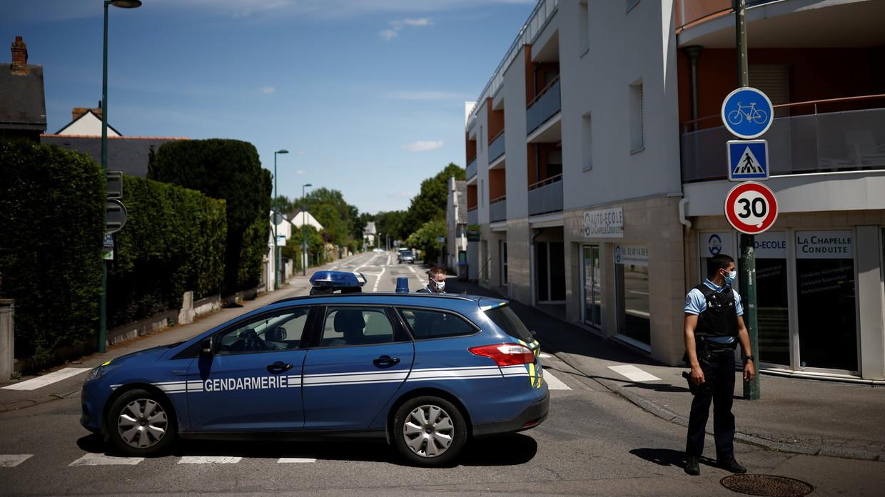 لە فەڕەنسا بە چەقۆ پەلاماری پۆلیسێک دەدەرێت