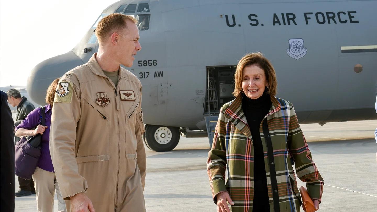 چین ھەڕەشەی خستنەخوارەوەی فڕۆکەی سەرۆکی ئەنجومەنی نوێنەرانی ئەمریکا دەکات