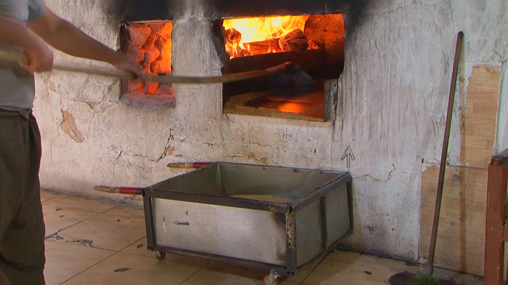 خێزانێکی ئامێدی ئاشێکی راشی بە شێوازێکی کۆن بەڕێوەدەبەن