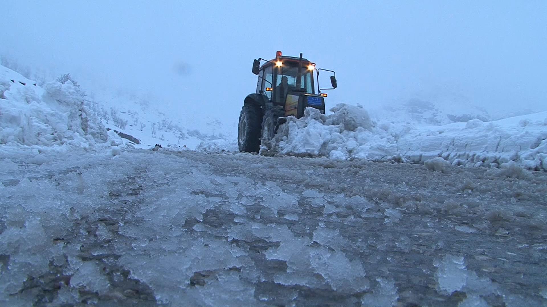 فەرمانبەرێکی شارەوانی دینارتە لە قەزای ئاکرێ ١٧ ساڵە بەفر رادەماڵێت