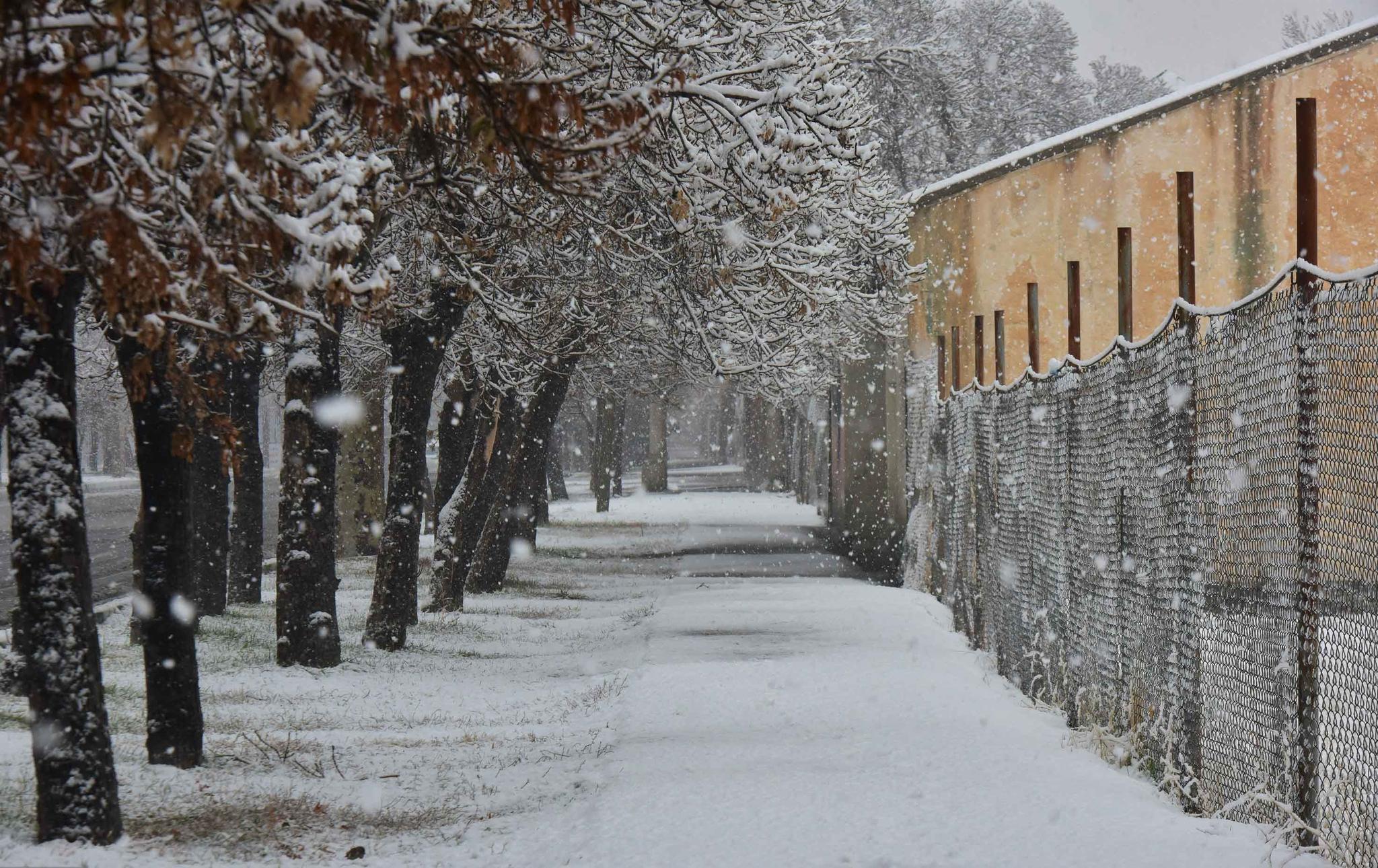 بەھۆی بەفربارین ڕێگەی ٩٠ گوندی ورمێ داخران